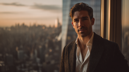 Confident successful professional man in his mid 30s in a Manhattan setting, the audience for premium online men's group therapy NYC for high-achieving professionals at New York Therapy.
